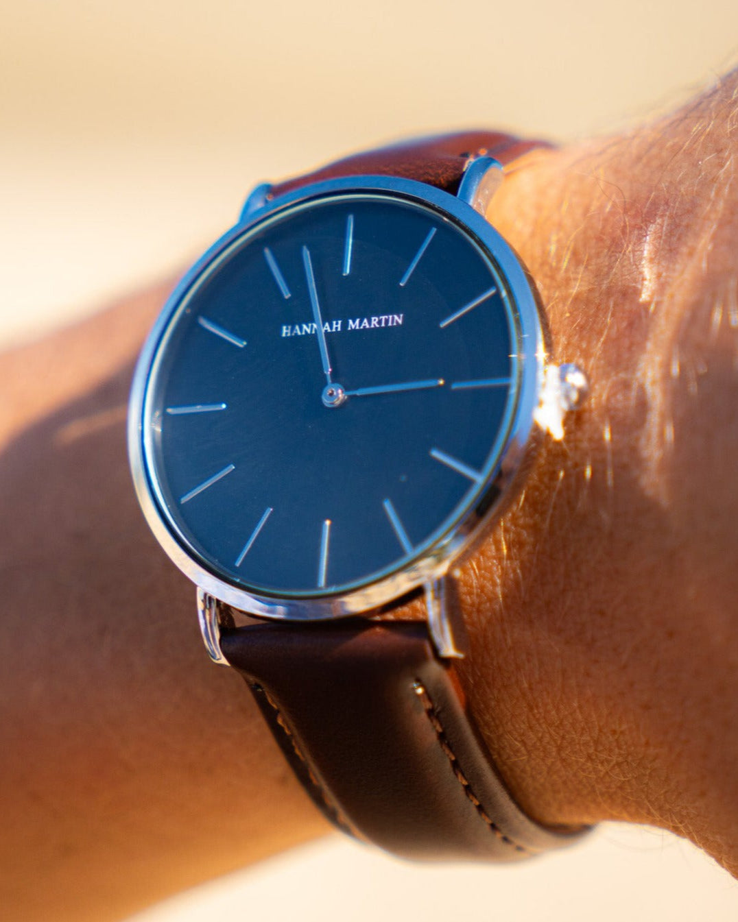 Unisex Silver Quartz Watch – Water-Resistant with Leather Strap